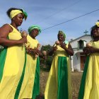 Actividad. Cuatro integrantes del grupo Afroraíces, entre ellas, Yadira Mercado (fundadora), cantan arrullo al pie de la iglesia de la Casa del Pobre.