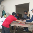 Organización. Los integrantes del FUT elaboran banderas para la movilización prevista para el lunes próximo.
