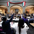 MEX3538. CIUDAD DE MÉXICO (MÉXICO), 29/04/2023.- Fotografía cedida hoy por la Cámara de Senadores dE una sesión de trabajo en Ciudad de México (México). El Senado mexicano aprobó la madrugada de este sábado una serie de reformas, la mayoría impulsadas por el presidente Andrés Manuel López Obrador, entre ellas la que da al Ejército ingresos económicos por turismo y el control indefinido del Tren Maya, obra prioritaria de este gobierno, y la que desaparece al Instituto de Salud para el Bienestar (Insabi). EFE/Cámara de Senadores /SOLO USO EDITORIAL/SOLO DISPONIBLE PARA ILUSTRAR LA NOTICIA QUE ACOMPAÑA (CRÉDITO OBLIGATORIO)