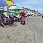 De a poco llegan turistas a balnearios de Santa Elena.