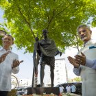 AME5105. SANTO DOMINGO (REPÚBLICA DOMINICANA), 29/04/2023.- El ministro de Relaciones Exteriores de la India, Subrahmanyam Jaishankar (der.), y el canciller dominicano, Roberto Álvarez, durante la inauguración de la estatua construida en honor al pacifista indio de Mahatma Gandhi, hoy en Santo Domingo (República Dominicana). El canciller indio, Subrahmanyam Jaishankar, finaliza hoy una visita oficial de dos días al país caribeño. EFE/Orlando Barría
