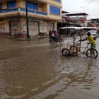 Desde hace ocho días, la población de Laurel, en la provincia del Guayas, permanece bajo agua.