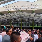 Exteriores del coliseo donde fueron citadas las delegaciones provinciales para votar por el nuevo coordinador de Pachakutik, en Puyo, Pastaza.