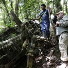 AME4188. RÍO CONGO ARRIBA (PANAMÁ), 25/04/2023.- Observadores de aves caminan por la zona donde se encuentran los restos de dos helicópteros accidentados en el cerro Chucanti, el 29 de marzo de 2023, en Río Congo Arriba, Darién (Panamá). Estados Unidos "está investigando" el hallazgo en un área selvática de Panamá de dos helicópteros, con inscripciones militares aparentemente estadounidenses, que intrigan a lugareños y visitantes desde hace años. EFE/ Bienvenido Velasco