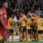 Los jugadores del Benfica celebran tras el marcador ante el Gil Vi.