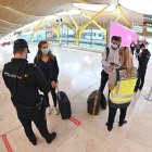 Referencia. Agentes de la Policía Nacional controlan el acceso a la T-4 del Aeropuerto Adolfo Suárez Madrid-Barajas.