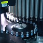 Fotografía cedida por Pfizer que muestra una línea de producción de vacunas contra la Covid-19 en la planta de la farmacéutica en Kalamazoo (EE.UU.).