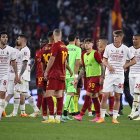 Jugadores de la Roma y el MIlán no ocultan su desazón por el mal partido planteado por ambos.