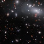 Imagen del telescopio espacial James Webb donde se localiza una pequeña galaxia nacida 500 millones de años después del Big Bang.