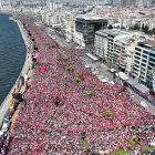Izmir (Turkey), 30/04/2023.- A photo taken with a drone shows supporters of Turkish presidential candidate Kemal Kilicdaroglu, leader of the opposition Republican People"s Party (CHP), holding Turkish flags during his election campaign rally in lzmir, Turkey, 30 April 2023. General elections will be held in Turkey on 14 May 2023 with a two-round voting to elect the president of Turkey and the parliamentary elections will be held simultaneously to elect the members of the Grand National Assembly of Turkey. (Elecciones, Turquía) EFE/EPA/TOLGA BOZOGLU