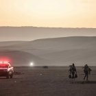 CORRECCIÓN FECHA DE TOMA AME5050. SANTA ROSA (PERÚ), 28/04/2023.- Migrantes caminan en el paso fronterizo de control entre Santa Rosa (Perú) y Chacalluta (Chile), el jueves 27 de abril de 2023. El presidente del Congreso de Chile, Vlado Mirosevic, lanzó este viernes la idea de crear "un corredor" humanitario para solucionar la crisis migratoria en la frontera norte, donde cientos de personas se agolpan desde hace dos días tratando de salir de Chile e ingresar en Perú de forma irregular. EFE/ Aldair Mejía