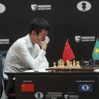 Ding Liren en la última partida del desempate luego de lo cual se proclamó monarca mundial