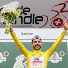 Adam Yates con el maillot amarillo de líder de la prueba en Romandía