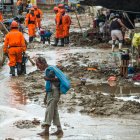 El desborde de ríos en Piura, debido a las intensas lluvias, ha dejado más de 300 familias evacuadas. Rescue workers clean up mud brought by the flooding caused by recent rains, in the province of Paita in Piura, northern Peru, on March 24, 2017. The El Nino climate phenomenon is causing muddy rivers to overflow along the entire Peruvian coast, isolating communities and neighbourhoods. / AFP / Ernesto BENAVIDES PERU-FLOODS