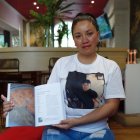 MEX2912. CIUDAD DE MÉXICO (MÉXICO), 22/04/2023.- Martha Cecilia Cruz, madre de Lucio Uriel López Cruz, desaparecido en 2017, posa durante una entrevista con EFE el 20 de abril de 2023, en Ciudad de México (México). Martha Cecilia Cruz busca desde 2017 a su hijo Lucio Uriel, sobre quien asegura en entrevista con EFE “comía mucho y de todo”, pero el pescado frito era uno de sus platos favoritos. Por eso decidió que esa receta formase parte del segundo volumen de “Recetario para la memoria”.EFE/ Sáshenka Gutiérrez