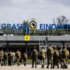 Eindhoven (Netherlands), 30/04/2023.- Evacuees from Sudan arrive at the military airport Eindhoven Air Base in Eindhoven, the Netherlands, 30 April 2023. It is the last flight to the Netherlands with evacuees from the East African country after heavy fighting broke out between the government army and militias in the capital Khartoum. (Países Bajos; Holanda, Jartum) EFE/EPA/ROB ENGELAAR