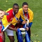 William Pacho (c) y Anthony Valencia celebraron su primer título en Bélgica.