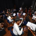 Actividad. Los integrantes de la OSJJO en uno de los ensayos previos.