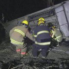 MEX3679. CAMPOSTELA (MÉXICO), 30/04/2023.- Fotografía cedida hoy por la Secretaría de Seguridad y Protección Ciudadana de Nayarit de personal de rescate en la zona donde se registró un accidente de autobús, la noche del 29 de abril de 2023 en el municipio de Campostela (México). Un autobús de pasajeros cayó el sábado en la noche a un barranco en el municipio de Compostela, en el sureño estado mexicano de Nayarit, lo que dejó un saldo de 18 muertos y decenas de heridos, informaron este domingo las autoridades locales. EFE/ Secretaría de Seguridad y Protección Ciudadana de Nayarit /SOLO USO EDITORIAL/SOLO DISPONIBLE PARA ILUSTRAR LA NOTICIA QUE ACOMPAÑA (CRÉDITO OBLIGATORIO)