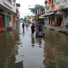 Situación. En el cantón Santa Lucía, la población debe hacer sus actividades cotidianas en medio de las calles inundadas.