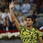 El español Carlos Alcaraz saluda al público tras ganar el partido correspondiente a dieciseisavos de final del torneo Masters 1000 Mutua Madrid Open.