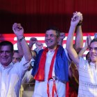 El presidente electo del Partido Colorado, Santiago Peña, celebra junto a su esposa Leticia Ocampos tras su victoria, hoy en Asunción (Paraguay).