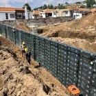 Obra. Dos trabajadores en sus labores de construcción.