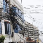 “Tallarines colgantes", es el panorama que se observa en la ciudadela Guayaquil.