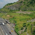 Aquí, en la avenida Perimetral, cerca de Los Ceibos, se levantaría la terminal satélite vía a la costa, pero el proceso fue declarado  desierto en febrero anterior. Los pasajeros tendrán que  seguir esperando.