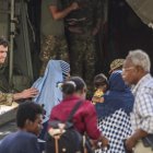Evacuación de civiles en el aeropuerto de Wadi Seidna, cerca de Jartum, Sudán.