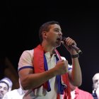 El presidente electo del Partido Colorado, Santiago Peña, celebra tras su victoria en su sede campaña en Asunción (Paraguay).