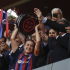 La capitana del Barcelona, Alexia Putellas, levantó la copa de campeonas de Liga F tras ganar 3-0 al Sporting de Huelva.