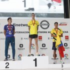 El italiano Francesco Fortunato (c), el brasileño Caio Bonfim (i) y el ecuatoriano David Hurtado celebran en el podio su primer, segundo y tercer puesto, respectivamente, tras el Gran Premio Internacional de Marcha celebrado en Madrid.