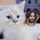 El actor estadounidense Jared Leto, ataviado con un disfraz de gato, fue registrado a su llegada a la Met Gala.