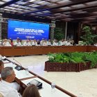 Fotografía general de las delegaciones del Gobierno de Colombia y de la guerrilla del Ejército de Liberación Nacional (ELN)que iniciaron formalmente el tercer ciclo de los diálogos de Paz, hoy en La Habana (Cuba). La ronda en Cuba, con algo menos de un mes de encuentros planificados, se va a centrar en la búsqueda de un cese al fuego bilateral, en los alivios humanitarios y en la participación de la sociedad civil en el proceso de paz. EFE/ Ernesto Mastrascusa