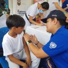 El pequeño Reinaldo, de 8 años de edad, recibe la vacuna en la unidad educativa Ileana Espinel.