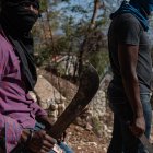 Habitantes integrantes de un grupo de autodefensa posan con machetes, el 31 de marzo de 2023, una calle de Diégue, un barrio de la comuna de Petion-ville, en Puerto Principe (Haití). Con armas ilegales, machetes, cócteles molotov e, incluso, con botellas y trozos de maderas, jóvenes haitianos salen en brigadas, regularmente por las noches, a intentar defender las entradas de sus barrios de los sangrientos ataques de las bandas que controlan gran parte del deprimido país. EFE/ Johnson Sabin