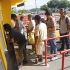 La gente salió temprano de sus obligaciones para hacer fila en las boleterías del Estadio Monumental.