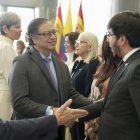 El presidente de Colombia, Gustavo Petro (c), ha llegado este martes a Madrid en su primera visita de Estado a España, con el objetivo de robustecer las relaciones bilaterales en lo económico y comercial, pero también tratar el proceso impulsado en el país latinoamericano para conseguir lo que el mandatario colombiano denomina la paz total. En la imagen, Petro saluda a su llegada al Aeropuerto Internacional Adolfo Suárez acompañado de su mujer, Verónica Alcocer (2i). EFE/ Presidencia Colombia - SOLO USO EDITORIAL/SOLO DISPONIBLE PARA ILUSTRAR LA NOTICIA QUE ACOMPAÑA (CRÉDITO OBLIGATORIO) -