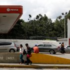 Los peatones caminan junto a una estación de servicio de la petrolera estatal venezolana PDVSA en Caracas, Venezuela el 16 de noviembre de 2017. REUTERS / Marco Bello.





Pedestrians walk next to a gas station of Venezuelan state-owned oil company PDVSA in Caracas, Venezuela November 16, 2017. REUTERS/Marco Bello.
