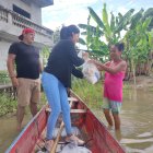 Integrantes de un grupo juvenil de El Laurel llevaron raciones alimenticias a 200 familias de la inundada y aislada zona rural.