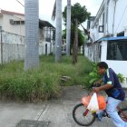 Transitar por las peatonales de la avenida Pérez Concha, de Urdesa, es un peligro.
