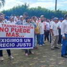 Un centenar de transportistas reclaman por el alza de pasajes