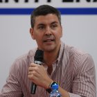 El presidente electo de Paraguay, el oficialista Santiago Peña, habla durante una rueda de prensa hoy, en Asunción (Paraguay). Paraguay amaneció este martes con protestas en distintos puntos de su geografía, que, según la Policía Nacional, dejan ya 42 detenidos, mientras los excandidatos opositores e independientes pidieron conteo manual y auditoría al sistema informático de voto electrónico usado en los comicios generales del domingo. El ambiente posterior a las elecciones en las que se impuso el oficialista Santiago Peña y el gobernante Partido Colorado obtuvo una importante mayoría en el Senado y gobernaciones se tensó después de que el exaspirante independiente y antisistema Paraguayo Cubas denunciara un presunto "fraude" y sus seguidores empezaran a protestar. EFE/ Raúl Martínez