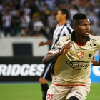 Foto de archivo de José Ayoví en unos de los enfrentamiento por Copa con Barcelona.