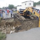 Reacción. Luego de que los residentes de la comuna Casas Viejas cerraran un tramo de vía a la costa, un equipo de la Prefectura del Guayas llegó al sitio para empezar a construir un paso lateral temporal junto al río, que permita la circulación vehicular.
