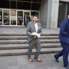 Abogado. Washington Andrade acompañó a la legisladora Mireya Pazmiño para su diligencia en la Fiscalía.