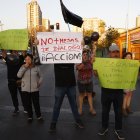 Acción. Vecinos de Matta Sur se manifiestan con banderas y pancartas.