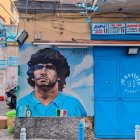 Vista de un mural dedicado al exfutbolista argentino del Nápoles Diego Armando Maradona. Para muchos en la ciudad sureña, el eterno 10 argentino, que jugó entre los años 1984-1991, es napolitano.