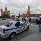 Un coche de policía frente al Kremlin y la Plaza Roja de Moscú, este miércoles.
